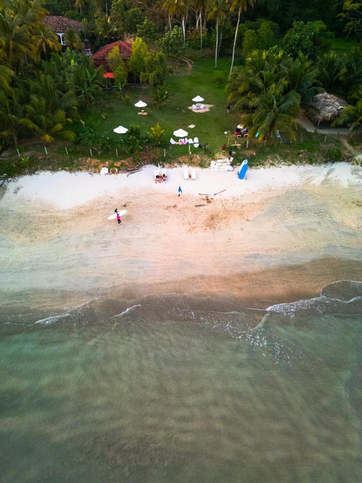 Calma - Surf, Yoga & Coffee On A Private Beach 迪克韦勒 外观 照片